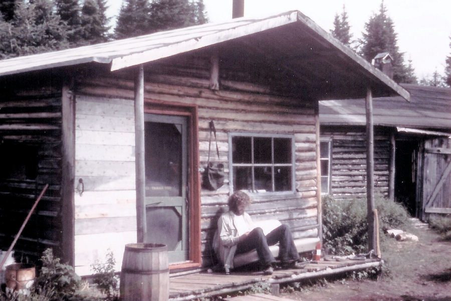 02.jpg - 02 - Notre logement durant nos séjours dans ce paradis, un vieux camp de bûcheron abandonné que nous avons aménagé.